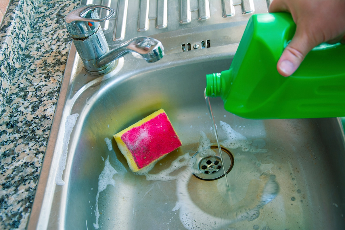 will bleach kill drain flies